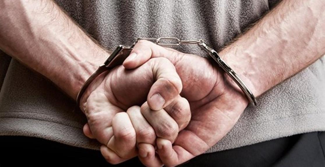 Κρήτη: Φόρεσε χειροπέδες για λαθραίο καπνό και τσιγάρα
