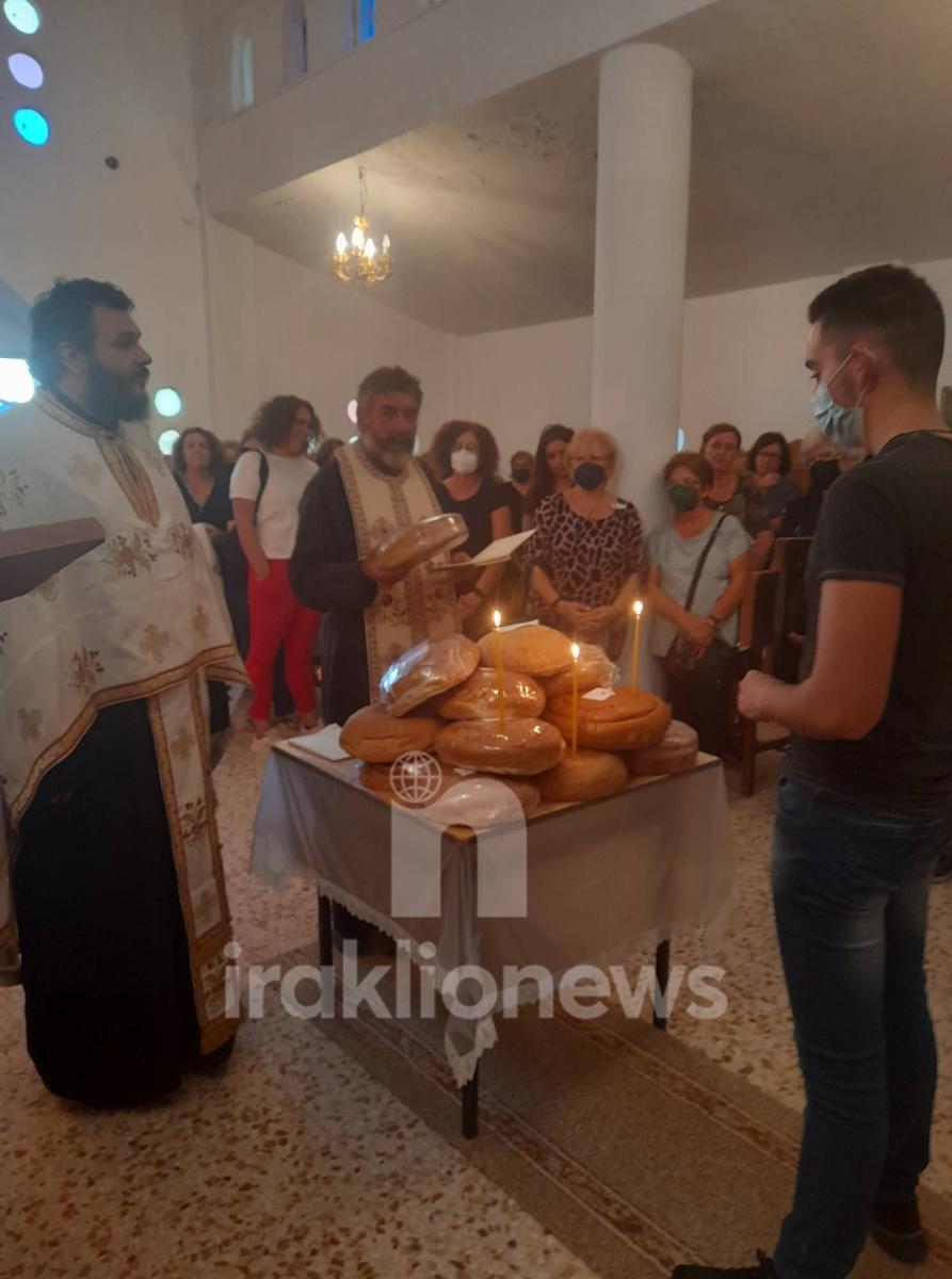 Πλήθος πιστών στην παραμονή του Τιμίου Σταυρού στην ενορία του Κλήματος Δήμου Φαιστού (pics) 13 Πλήθος πιστών στην παραμονή του Τιμίου Σταυρού στην ενορία του Κλήματος Δήμου Φαιστού (pics)