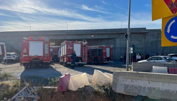 Μέγαρα: Κατέρρευσε υπό κατασκευή γέφυρα – Δύο τραυματίες(pics)