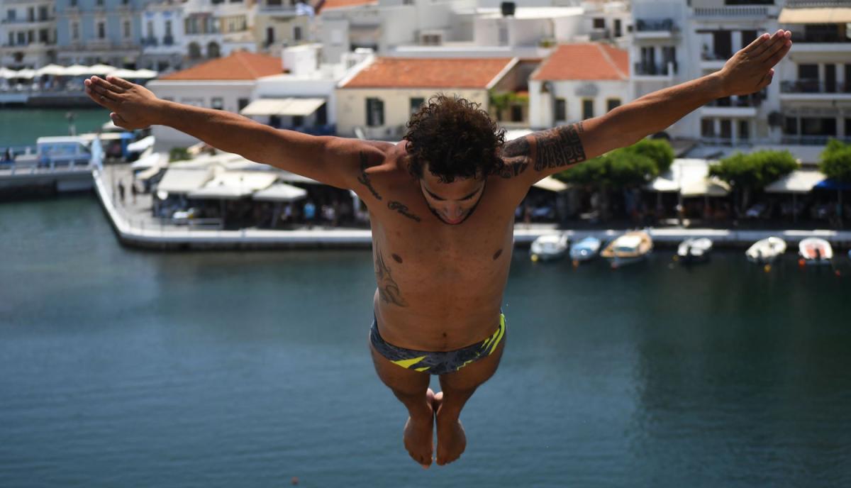 Εντυπωσιακές βουτιές από τα 20 μέτρα στον Άγιο Νικόλαο