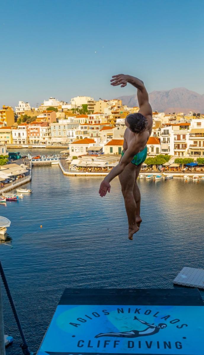 Εντυπωσιακές βουτιές από τα 20 μέτρα στον Άγιο Νικόλαο