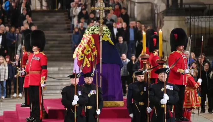 Αντίστροφη μέτρηση για το ύστατο χαίρε στη Βασίλισσα Ελισσάβετ (vids+pics) 3 Αντίστροφη μέτρηση για το ύστατο χαίρε στη Βασίλισσα Ελισσάβετ (vids+pics)