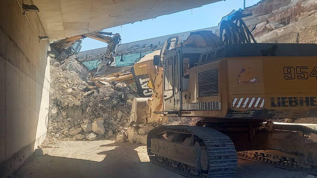 Μέγαρα: Κατέρρευσε υπό κατασκευή γέφυρα – Δύο τραυματίες(pics)