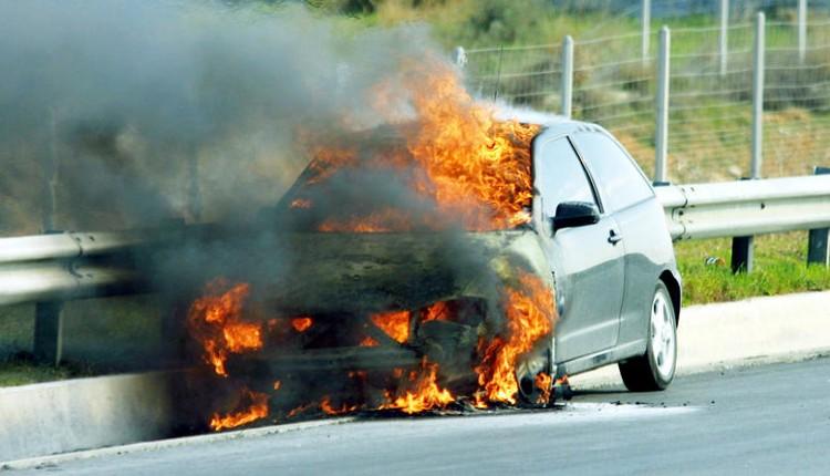 Δύο αυτοκίνητα τυλίχτηκαν στις φλόγες τα ξημερώματα σε Χανιά και Ηράκλειο