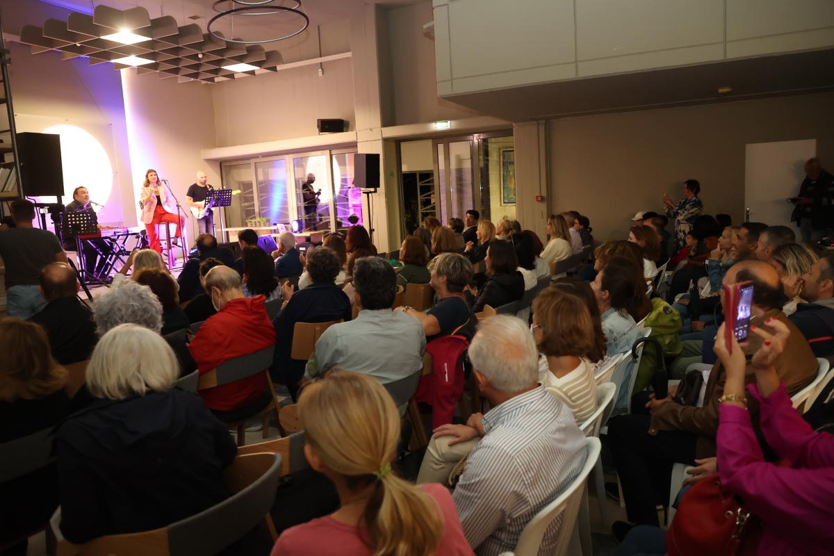 Αυλαία στο «Τέχνη Καθ’ Οδόν 2022» Εξαιρετική η συναυλία από τον Κώστα Λειβαδά και την Ανδριάνα Μπάμπαλη(pics)