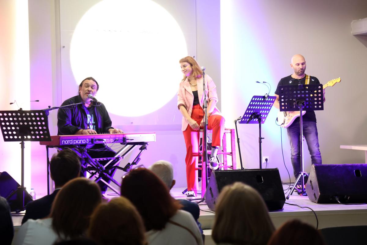 Αυλαία στο «Τέχνη Καθ’ Οδόν 2022» Εξαιρετική η συναυλία από τον Κώστα Λειβαδά και την Ανδριάνα Μπάμπαλη(pics)