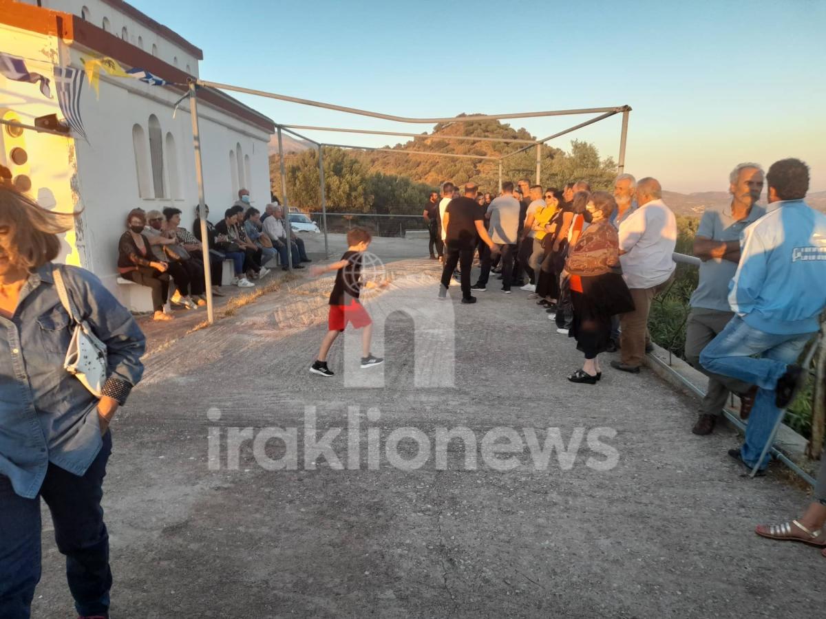 Πλήθος πιστών στην παραμονή του Τιμίου Σταυρού στην ενορία του Κλήματος Δήμου Φαιστού (pics) 6 Πλήθος πιστών στην παραμονή του Τιμίου Σταυρού στην ενορία του Κλήματος Δήμου Φαιστού (pics)