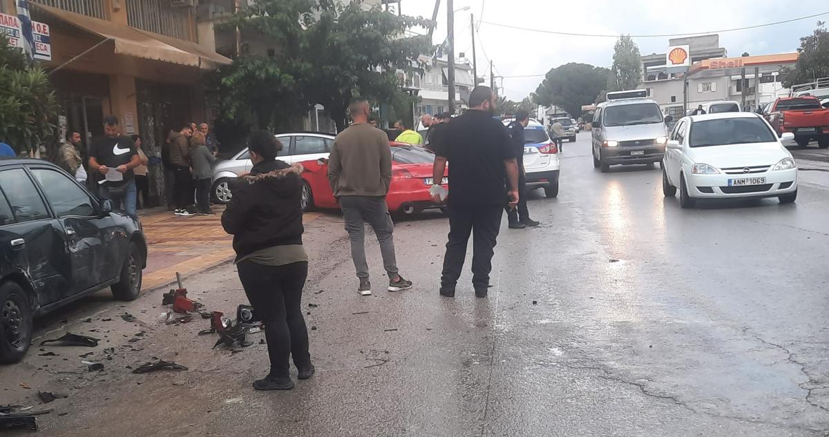 Οδηγός έχασε τον έλεγχο και «πήρε σβάρνα» 3 οχήματα στα Καπαριανά! (pics) 4 Οδηγός έχασε τον έλεγχο και «πήρε σβάρνα» 3 οχήματα στα Καπαριανά! (pics)