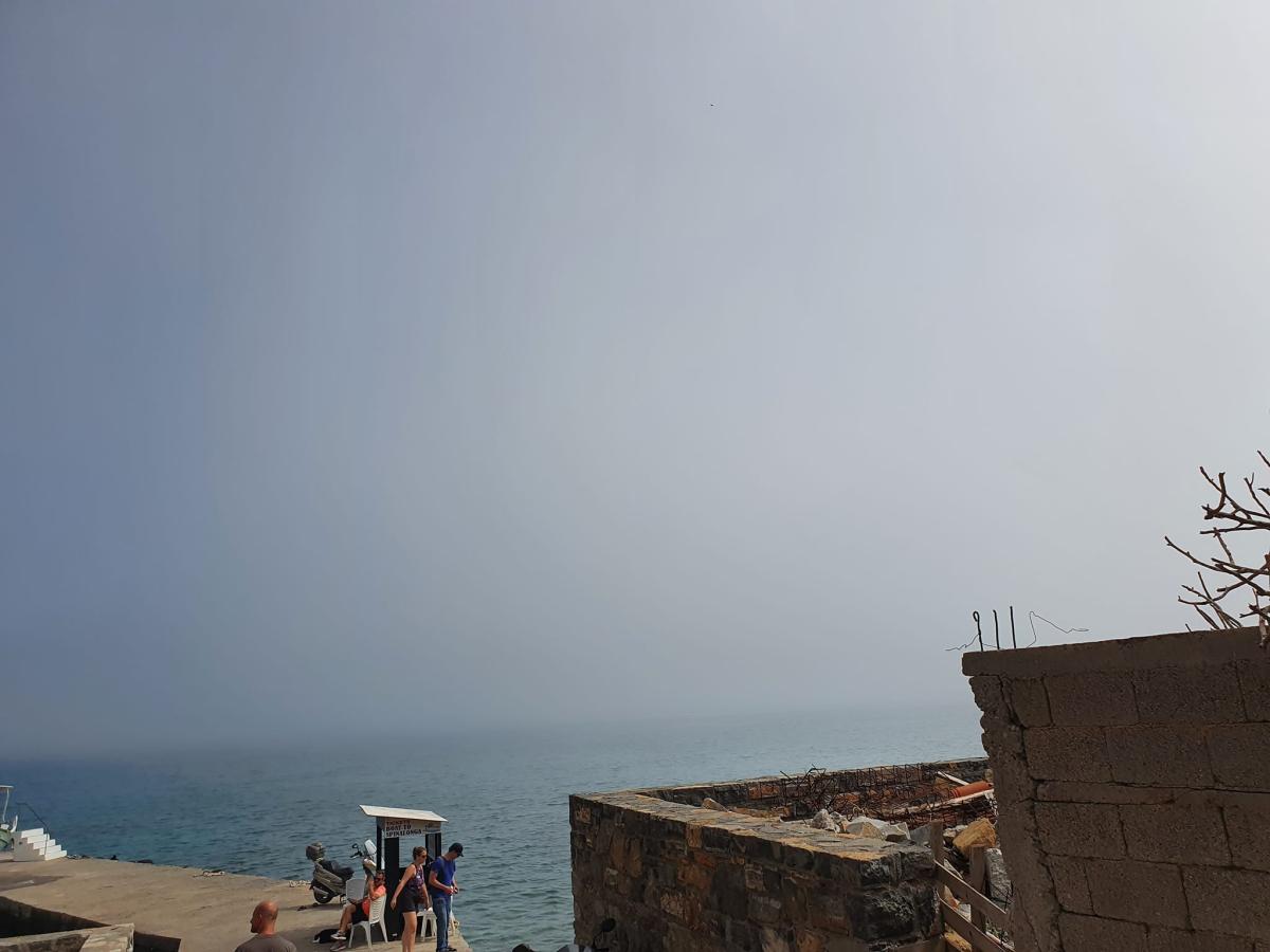 Υψηλή θερμοκρασία και υγρασία "έντυσαν" την Κρήτη - Πυκνό πέπλο ομίχλης πάνω από το νησί (pics)