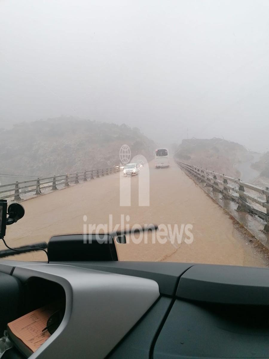 Τεράστια προβλήματα λόγω της βροχής στο Ηράκλειο (vids) - Πλημμυρισμένοι δρόμοι - Ακυρώσεις πτήσεων