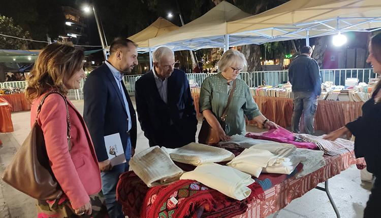 Στο παζάρι του Συνδέσμου Μελών Γυναικείων Σωματείων Ηρακλείου ο Βασίλης Λαμπρινός 3 Στο παζάρι του Συνδέσμου Μελών Γυναικείων Σωματείων Ηρακλείου ο Βασίλης Λαμπρινός