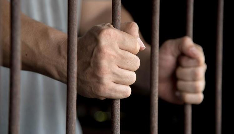 Ηράκλειο: Στη φυλακή ο 26χρονος που έδερνε τη σύζυγό του – Ψυχιατρική γνωμάτευση για τον 16χρονο που επιτέθηκε στη μητέρα και την αδερφή του
