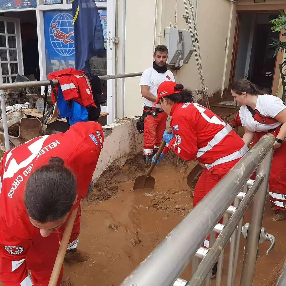 Ο Ελληνικός Ερυθρός Σταυρός στο πλευρό των πληγέντων από τις καταστροφικές πλημμύρες (pics) 3 Ο Ελληνικός Ερυθρός Σταυρός στο πλευρό των πληγέντων από τις καταστροφικές πλημμύρες (pics)