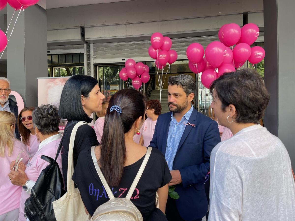 Στολίστηκε το «Δέντρο της Ελπίδας» στο Δημαρχείο Χανίων