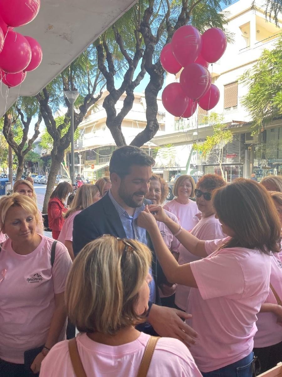 Στολίστηκε το «Δέντρο της Ελπίδας» στο Δημαρχείο Χανίων