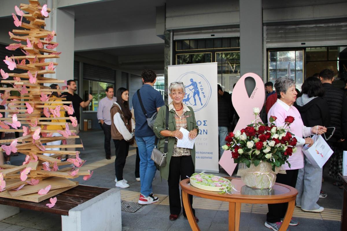 Στολίστηκε το «Δέντρο της Ελπίδας» στο Δημαρχείο Χανίων