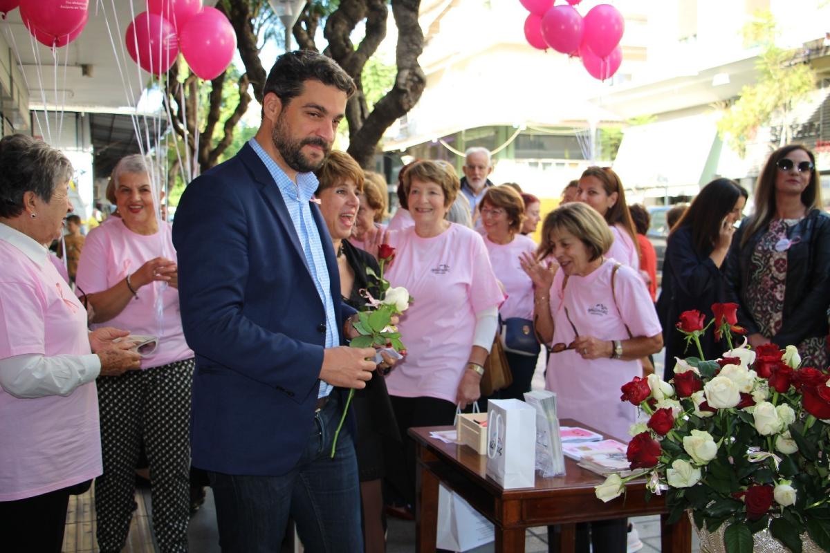 Στολίστηκε το «Δέντρο της Ελπίδας» στο Δημαρχείο Χανίων