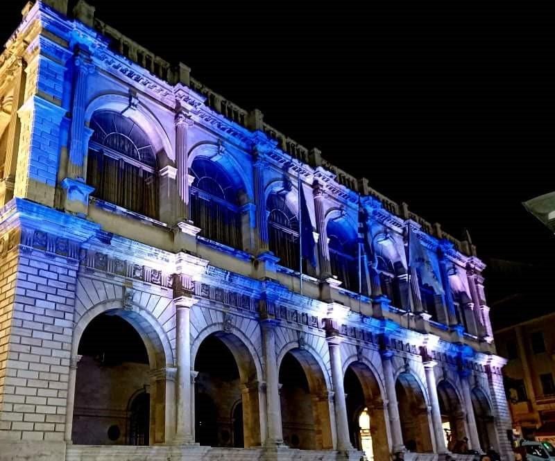 Φωταγώγηση της Λότζια με τα χρώματα της γαλανόλευκης ανήμερα της εθνικής επετείου (pic)