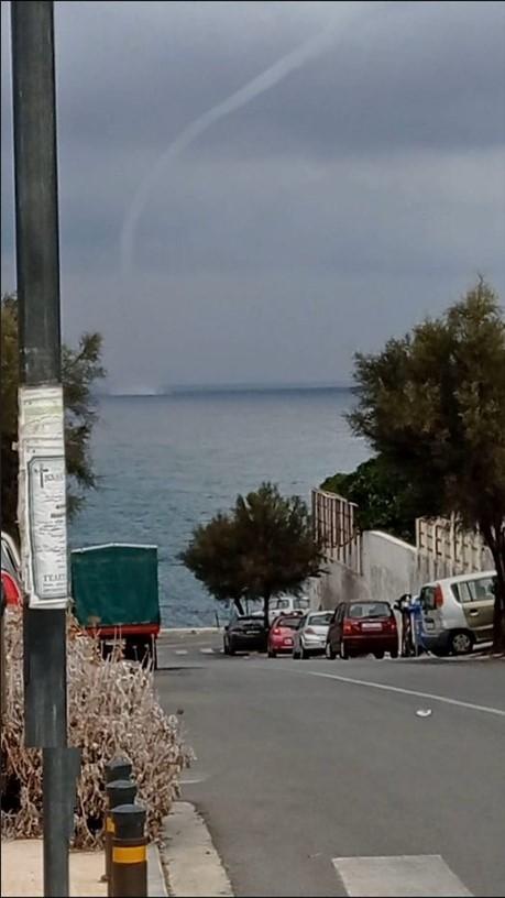 Υδροστρόβιλος στο Λιμάνι του Ηρακλείου - Έντονες βροχοπτώσεις και καταιγίδες στην Κρήτη (vid+pics) 3 Υδροστρόβιλος στο Λιμάνι του Ηρακλείου - Έντονες βροχοπτώσεις και καταιγίδες στην Κρήτη (vid+pics)