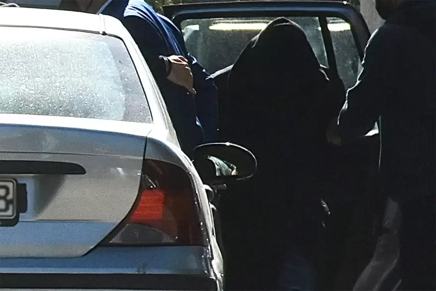 Βιασμός 12χρονης: Στην ανακρίτρια οι 3 συλληφθέντες (vid+pics) 5 Βιασμός 12χρονης: Στην ανακρίτρια οι 3 συλληφθέντες (vid+pics)