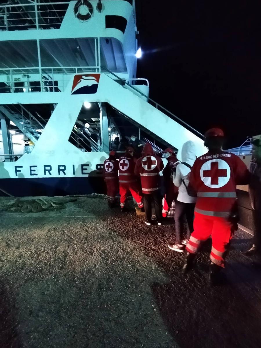 Ο Ελληνικός Ερυθρός Σταυρός συνδράμει τους 400 μετανάστες στην Παλαιοχώρα Χανίων