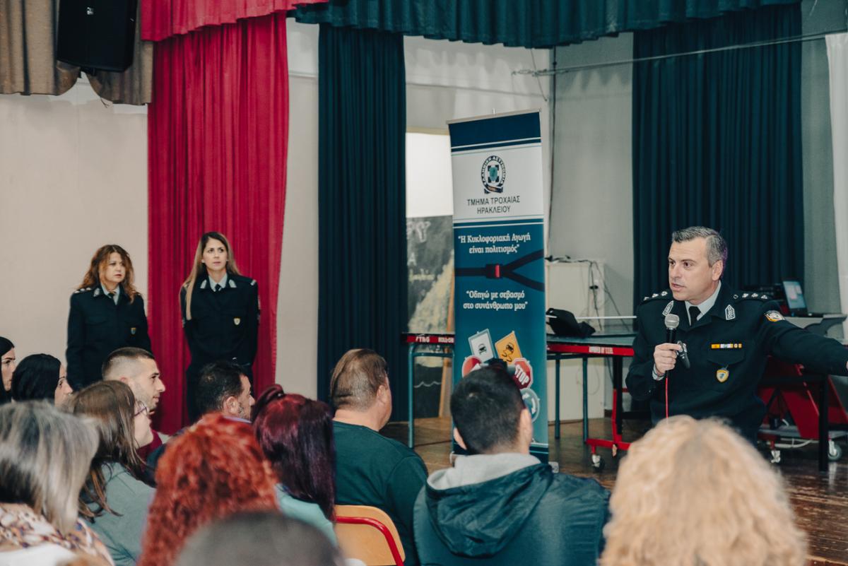 “Με αλκοολόμετρο και τεχνικές εκπαίδευσης ενηλίκων η Τροχαία στο 4ο Εσπερινό Λύκειο” 4 “Με αλκοολόμετρο και τεχνικές εκπαίδευσης ενηλίκων η Τροχαία στο 4ο Εσπερινό Λύκειο”