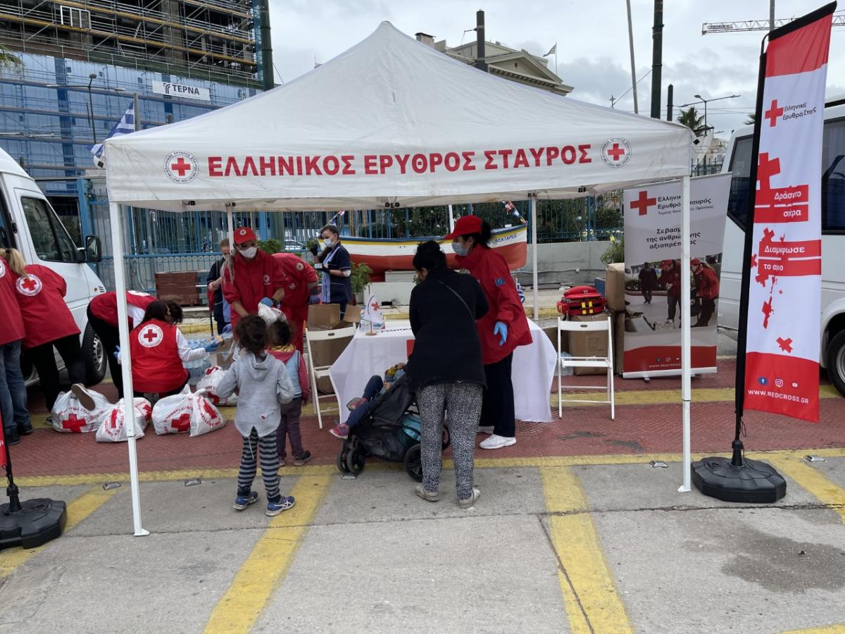 Ο Ελληνικός Ερυθρός Σταυρός στο πλευρό των αστέγων στο λιμάνι του Πειραιά