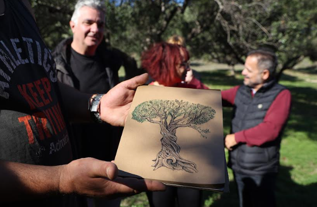 Συνεχίζεται για δεύτερη χρονιά η αξιοποίηση των ελαιόδεντρων του Δήμου Ηρακλείου από τους ωφελούμενους του ΚΕΘΕΑ