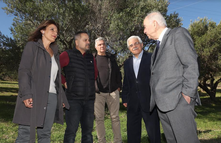 Συνεχίζεται για δεύτερη χρονιά η αξιοποίηση των ελαιόδεντρων του Δήμου Ηρακλείου από τους ωφελούμενους του ΚΕΘΕΑ