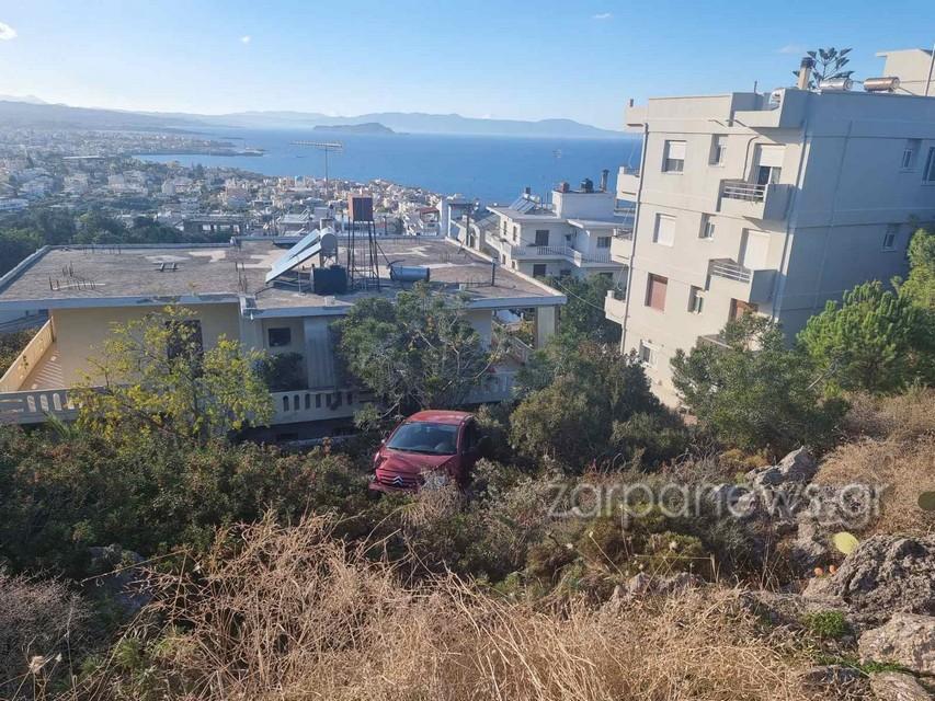 Χανιά: Αυτοκίνητο κατέληξε στον γκρεμό - Απεγκλωβίστηκε έχοντας τραυματιστεί ηλικιωμένη (pic)