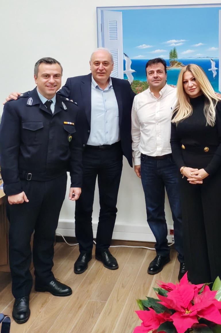 Ο Διοικητής της Τροχαίας και η Πρόεδρος Επισιτισμού Ηρακλείου ενημέ-ρωσαν τον Περιφερειάρχη Κρήτης για την εξέλιξη της καμπάνιας με σύν-θημα «ένας δεν πίνει, όλοι επιστρέφουν». 3 Ο Διοικητής της Τροχαίας και η Πρόεδρος Επισιτισμού Ηρακλείου ενημέ-ρωσαν τον Περιφερειάρχη Κρήτης για την εξέλιξη της καμπάνιας με σύν-θημα «ένας δεν πίνει, όλοι επιστρέφουν».