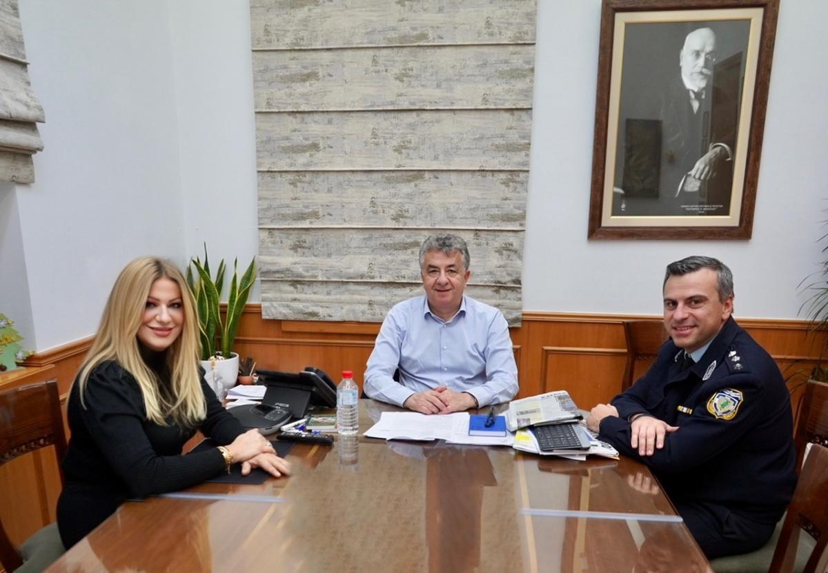 Ο Διοικητής της Τροχαίας και η Πρόεδρος Επισιτισμού Ηρακλείου ενημέ-ρωσαν τον Περιφερειάρχη Κρήτης για την εξέλιξη της καμπάνιας με σύν-θημα «ένας δεν πίνει, όλοι επιστρέφουν». 4 Ο Διοικητής της Τροχαίας και η Πρόεδρος Επισιτισμού Ηρακλείου ενημέ-ρωσαν τον Περιφερειάρχη Κρήτης για την εξέλιξη της καμπάνιας με σύν-θημα «ένας δεν πίνει, όλοι επιστρέφουν».