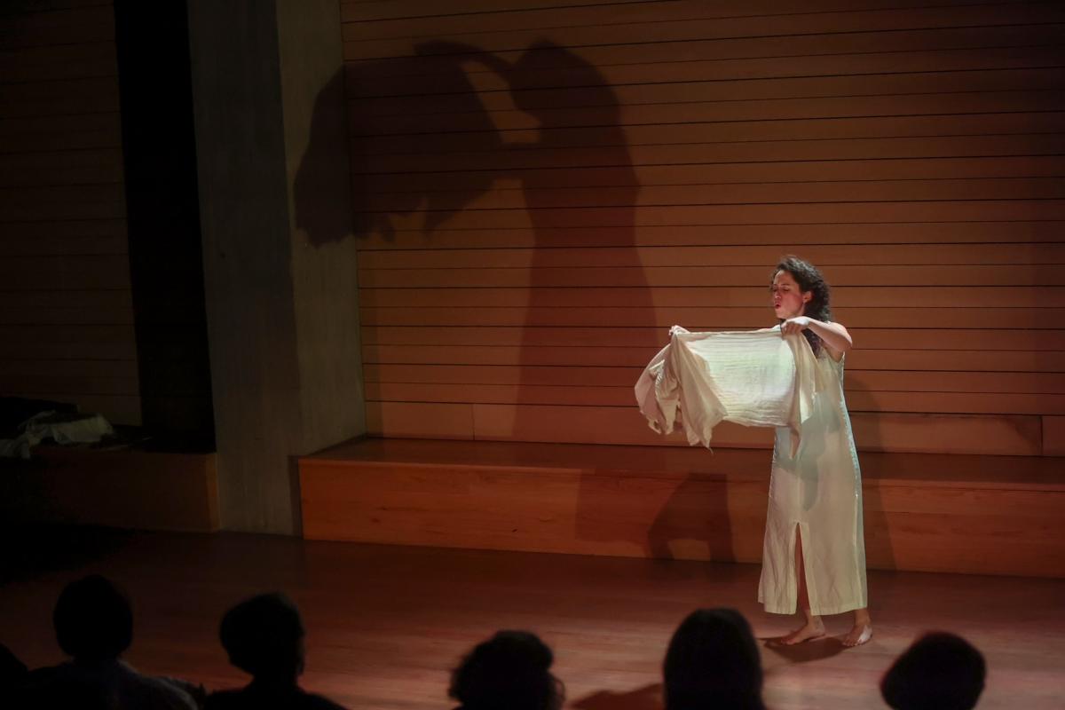 Θερμό χειροκρότημα στην παράσταση «Γέρμα – el cuerpo muerto», στο πλαίσιο των «16ήμερων Δράσεων της Περιφέρειας Κρήτης για την Πρόληψη και την Καταπολέμηση της Βίας κατά των Γυναικών και των Κοριτσιών»