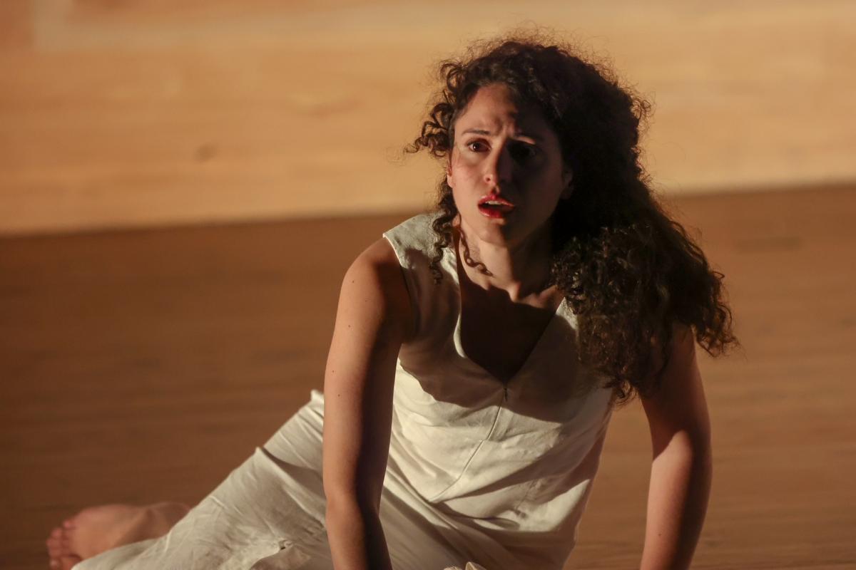 Θερμό χειροκρότημα στην παράσταση «Γέρμα – el cuerpo muerto», στο πλαίσιο των «16ήμερων Δράσεων της Περιφέρειας Κρήτης για την Πρόληψη και την Καταπολέμηση της Βίας κατά των Γυναικών και των Κοριτσιών»