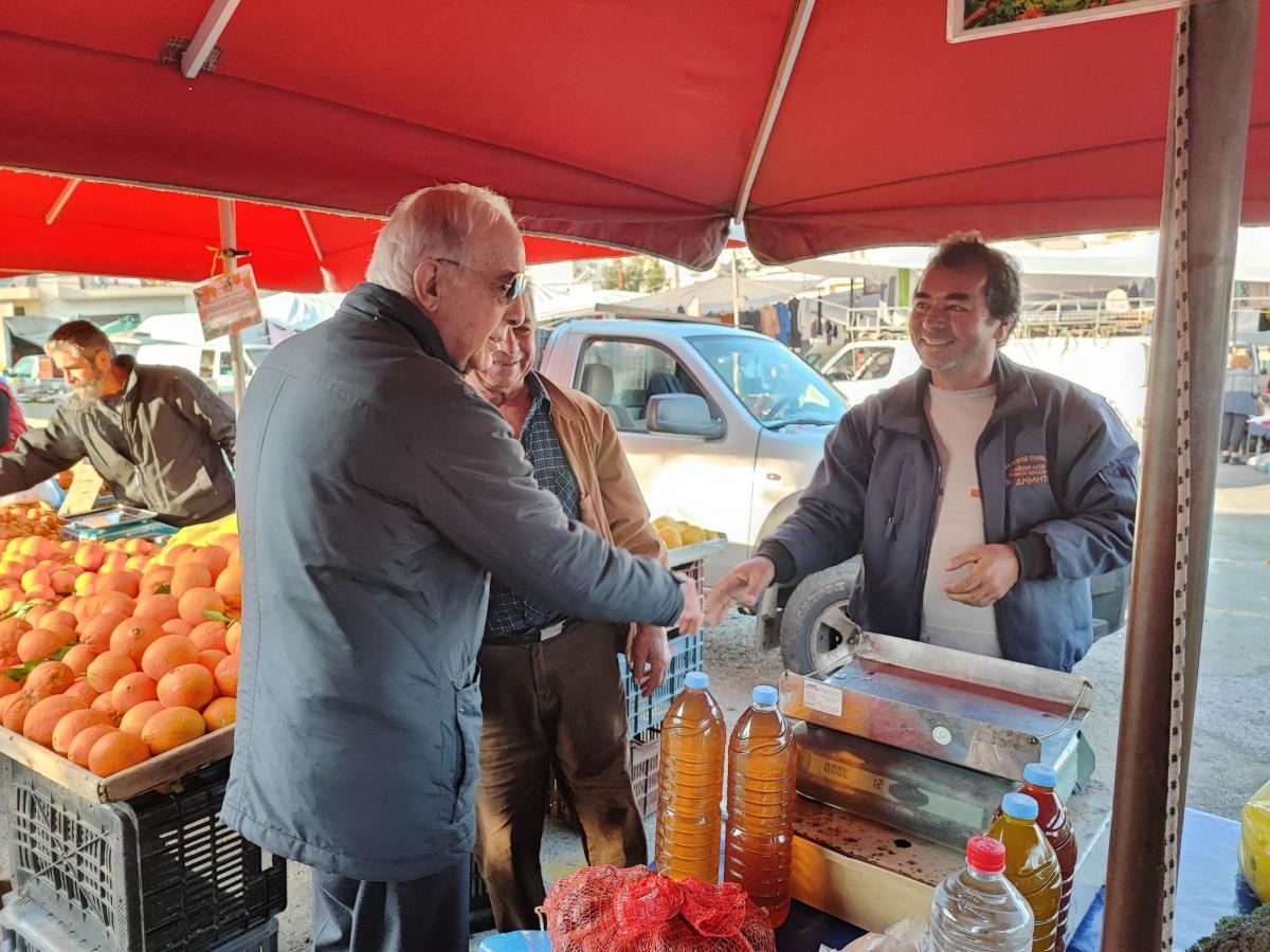 Στην λαϊκή αγορά των Πατελών ο Δήμαρχος Ηρακλείου Βασίλης Λαμπρινός (pics)
