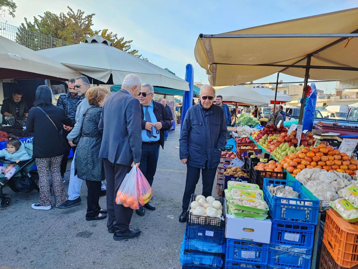 Στην λαϊκή αγορά των Πατελών ο Δήμαρχος Ηρακλείου Βασίλης Λαμπρινός (pics)