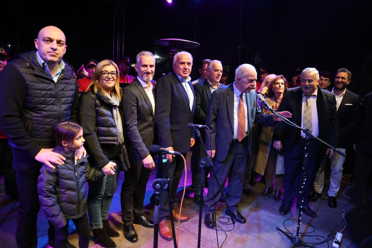 Πλήθος κόσμου στη φωταγώγηση του Χριστουγεννιάτικου Δέντρου στην Πλατεία Ελευθερίας