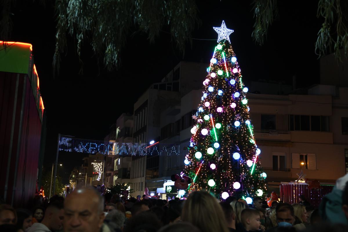 Πλήθος κόσμου στη φωταγώγηση του Χριστουγεννιάτικου Δέντρου στην Πλατεία Ελευθερίας