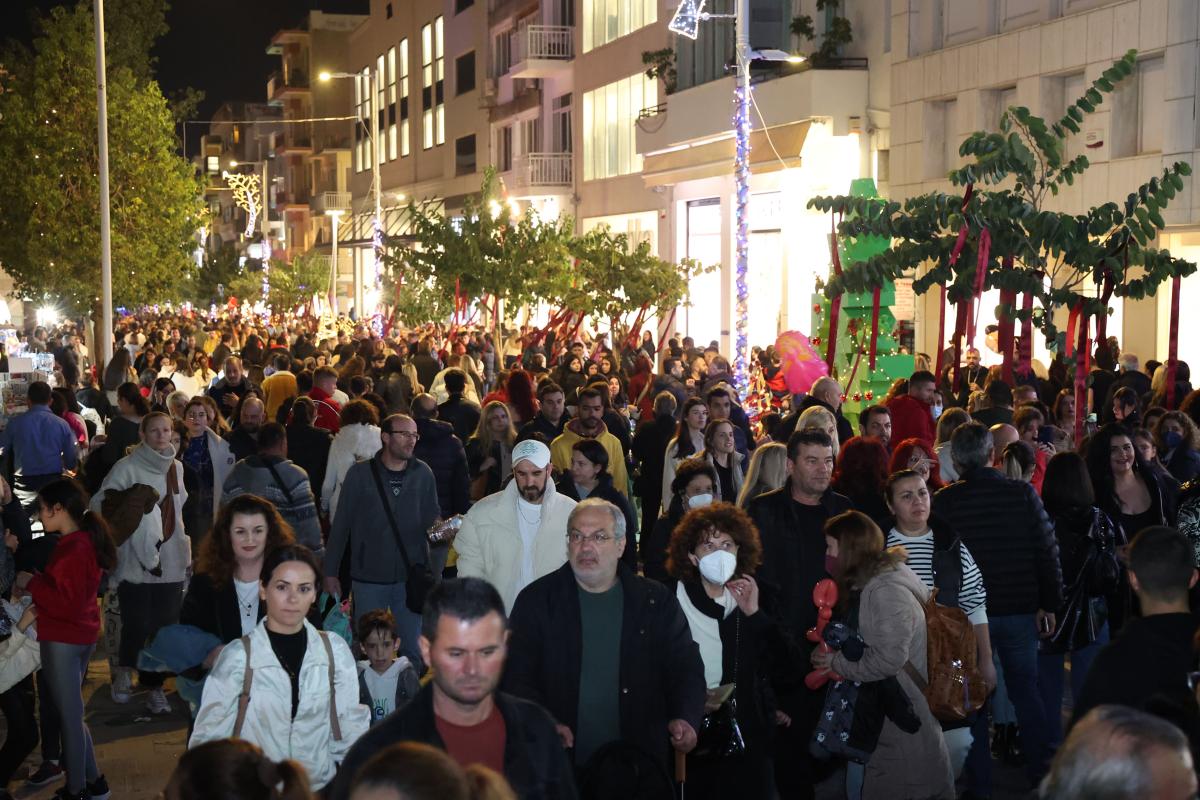 Πλήθος κόσμου στη φωταγώγηση του Χριστουγεννιάτικου Δέντρου στην Πλατεία Ελευθερίας