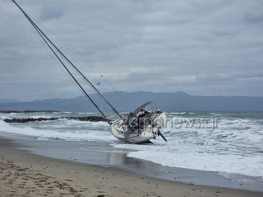 Χανιά: Μυστήριο με ακυβέρνητο ιστιοφόρο που "ξεβράστηκε" σε παραλία (pics)