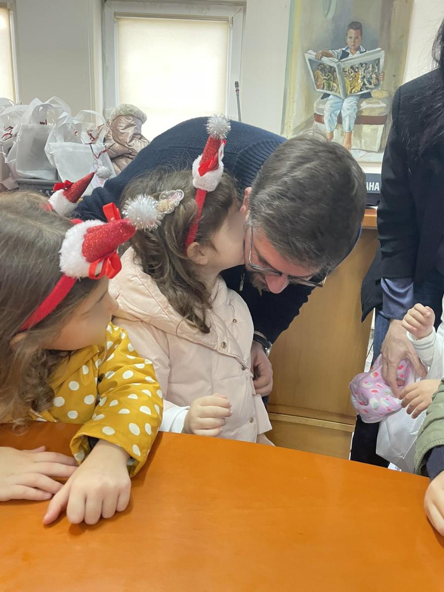 Τα «Μελισσάκια» είπαν τα κάλαντα στο Δήμαρχο Μαλεβιζίου