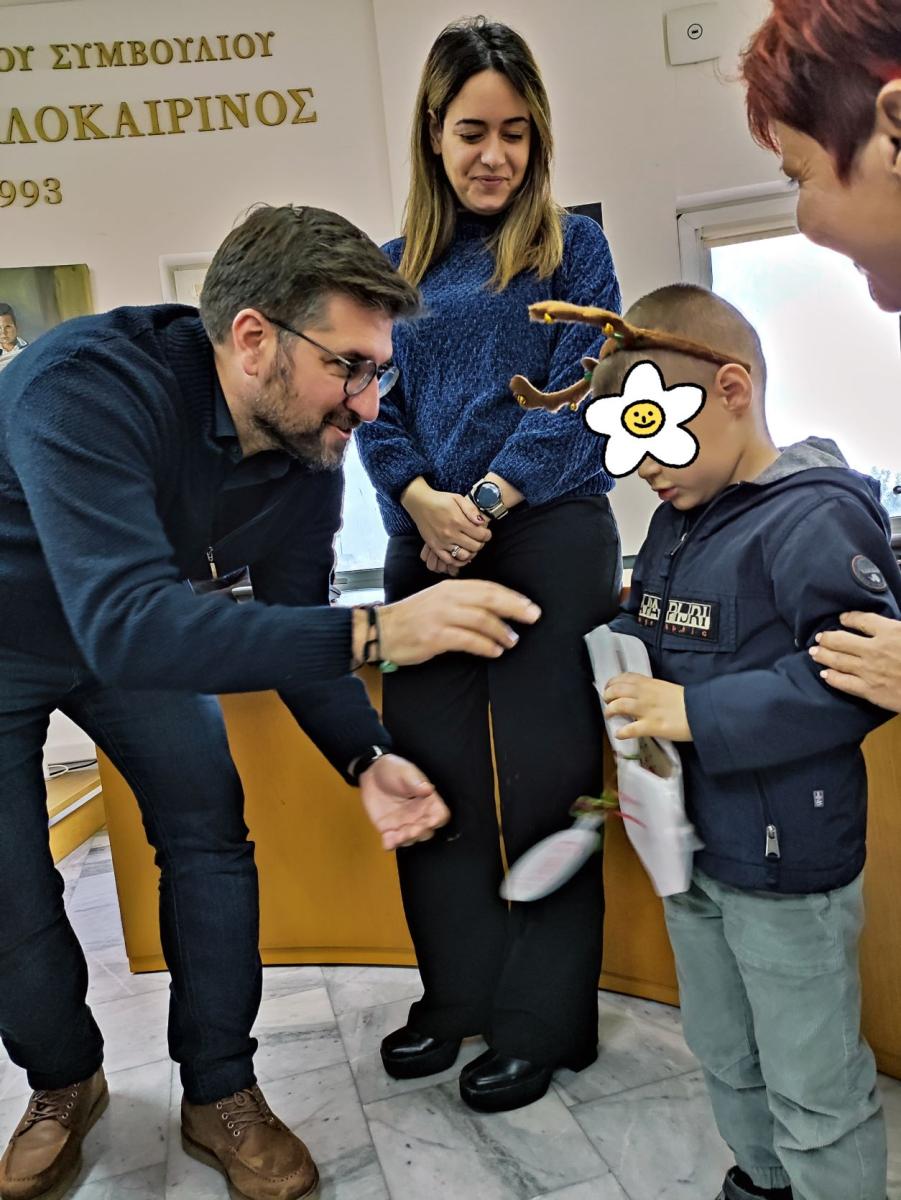 Τα «Μελισσάκια» είπαν τα κάλαντα στο Δήμαρχο Μαλεβιζίου