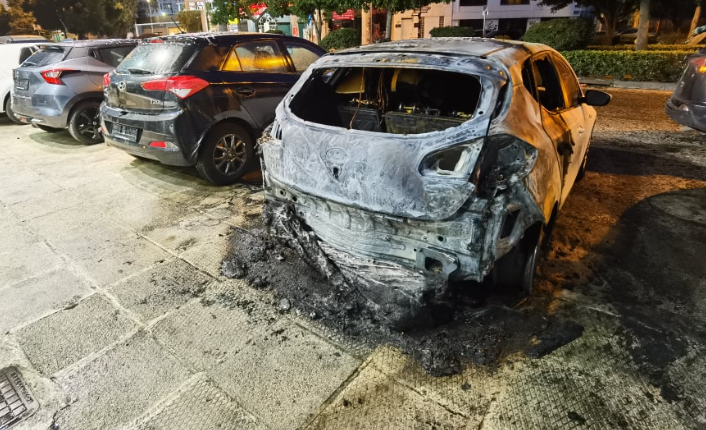 Εμπρηστική επίθεση σε αντιπροσωπεία αυτοκινήτων στην Υμηττού (Pics)