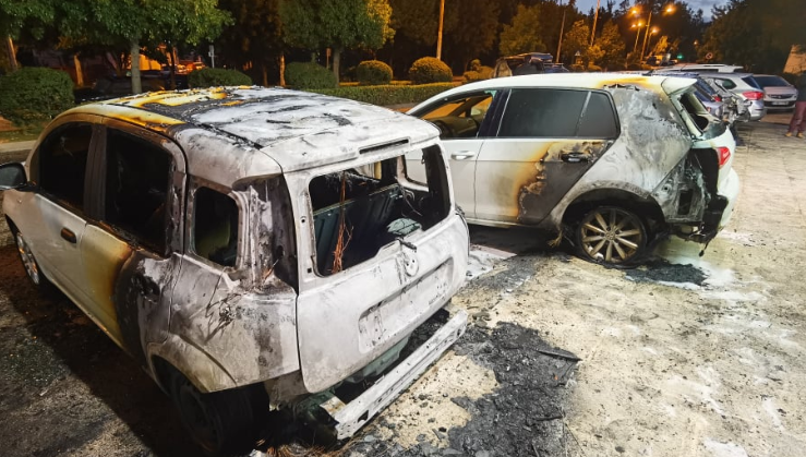 Εμπρηστική επίθεση σε αντιπροσωπεία αυτοκινήτων στην Υμηττού (Pics)