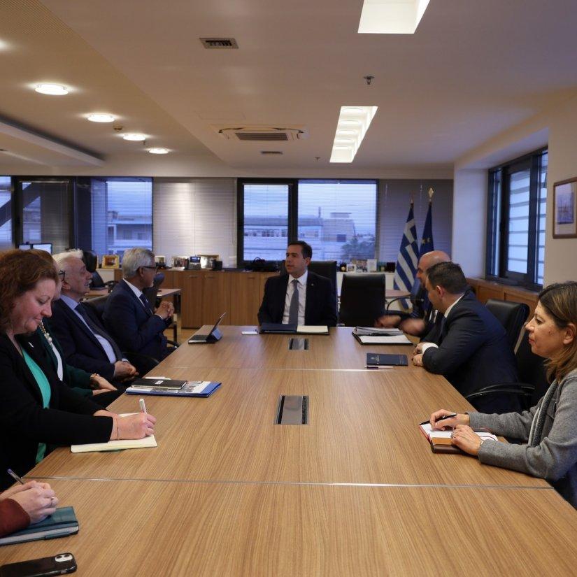 Ο Πρόεδρος του Ελληνικού Ερυθρού Σταυρού και ο Γενικός Γραμματέας της ΔΟΕΣ συναντήθηκαν με τον Υπουργό Μετανάστευσης και Ασύλου (audio)