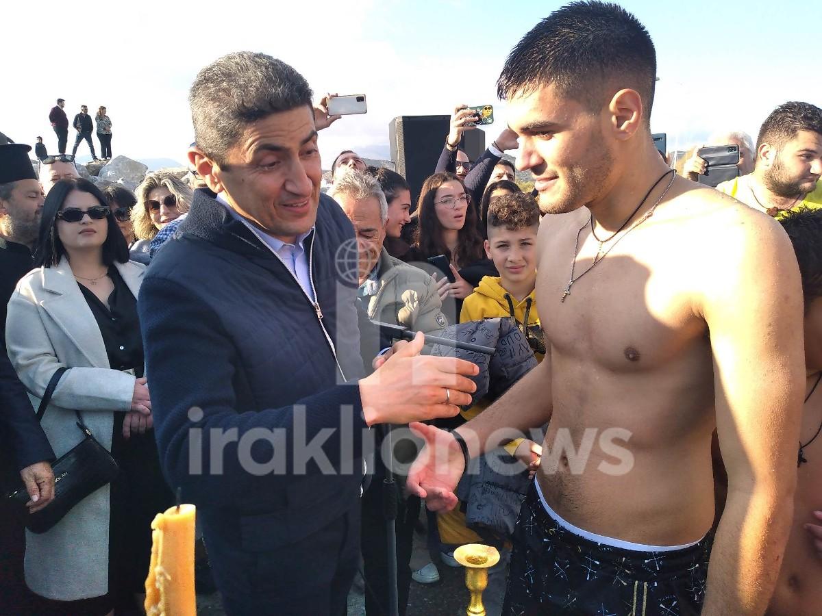 Μεσαρά: Έπιασε τον σταυρό στα γενέθλια του! (pics+video)