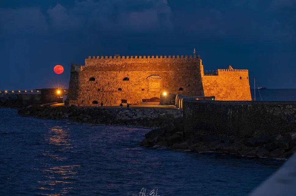 Εντυπωσίασε η πρώτη "Πανσέληνος του Λύκου" για το 2023! (Pics)