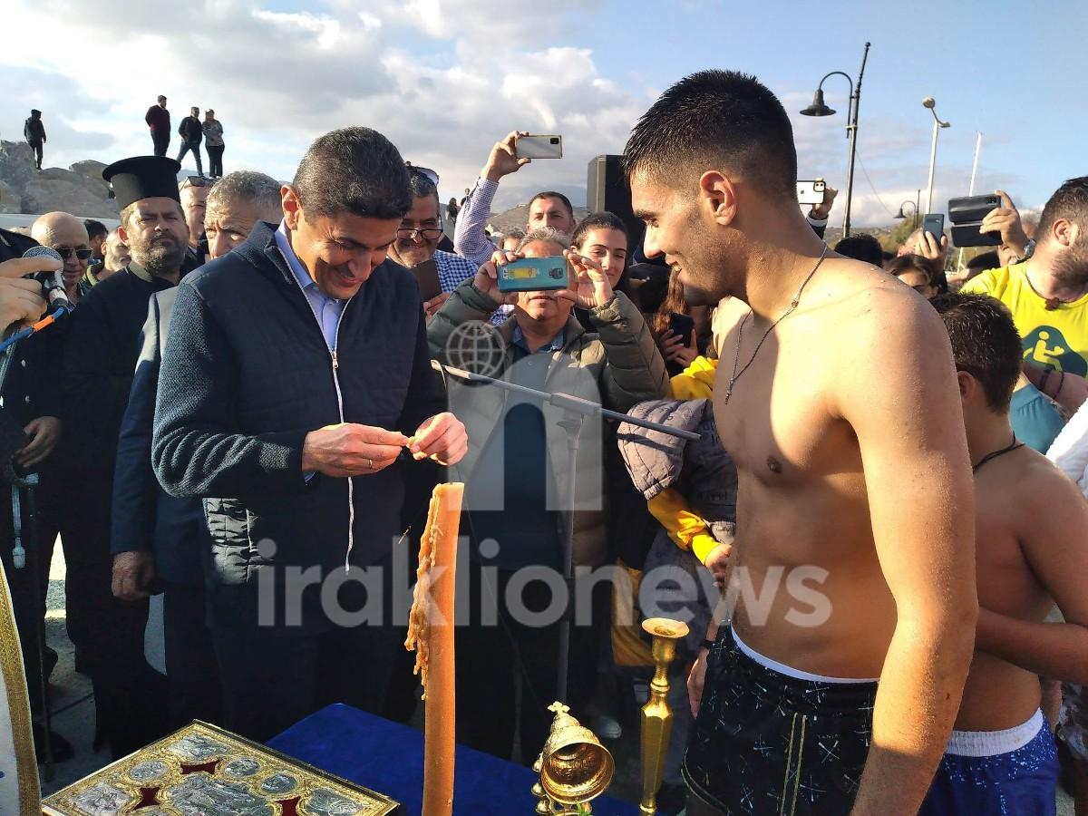 Μεσαρά: Έπιασε τον σταυρό στα γενέθλια του! (pics+video)
