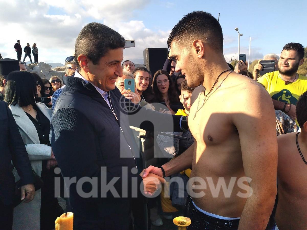 Μεσαρά: Έπιασε τον σταυρό στα γενέθλια του! (pics+video)