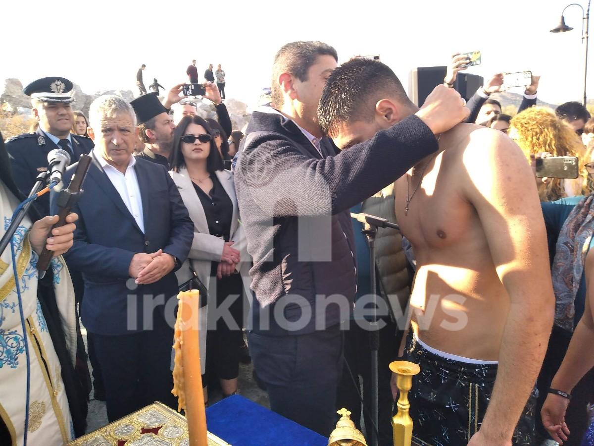 Μεσαρά: Έπιασε τον σταυρό στα γενέθλια του! (pics+video)